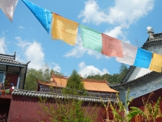 drapeaux-bouddhistes-temple-qingming-cangshan